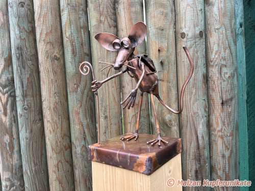 Kupfermaus mit Rucksack