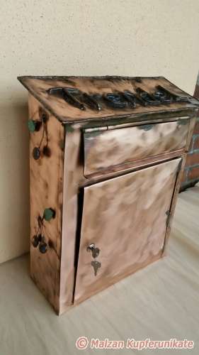 Briefkasten mit Namen und Kirschen