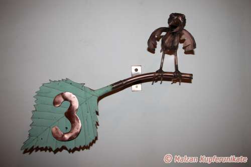 Birkenblatt mit Vogel und Hausnummer