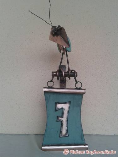 Schr�ger Vogel auf Hausnummernschild