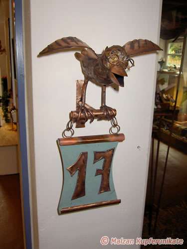 Hausnummernschild Brillenrabe